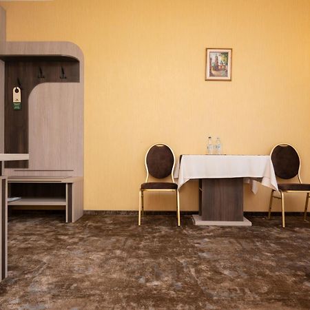 Status Hotel Malekhuv Exterior photo