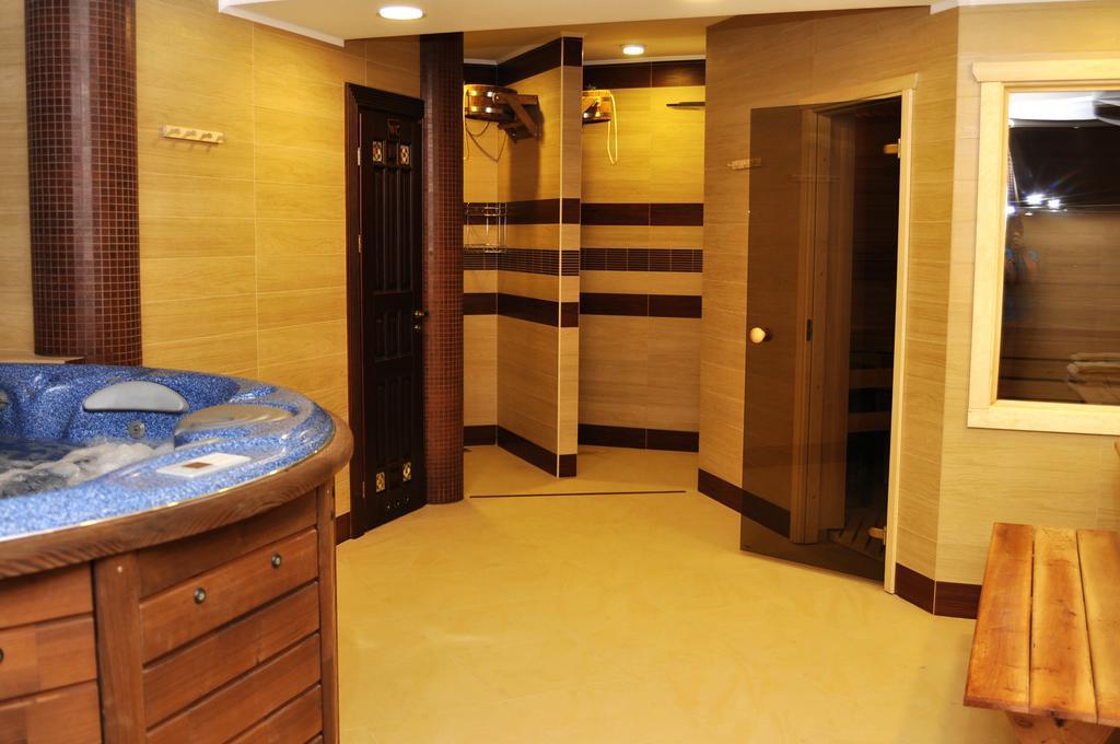 Status Hotel Malekhuv Exterior photo
