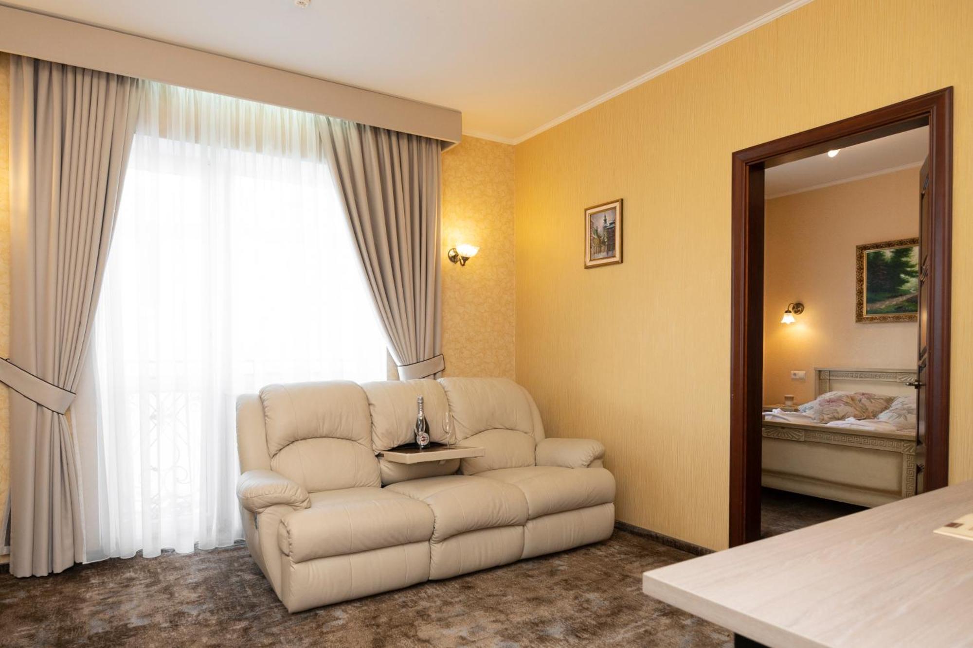 Status Hotel Malekhuv Exterior photo
