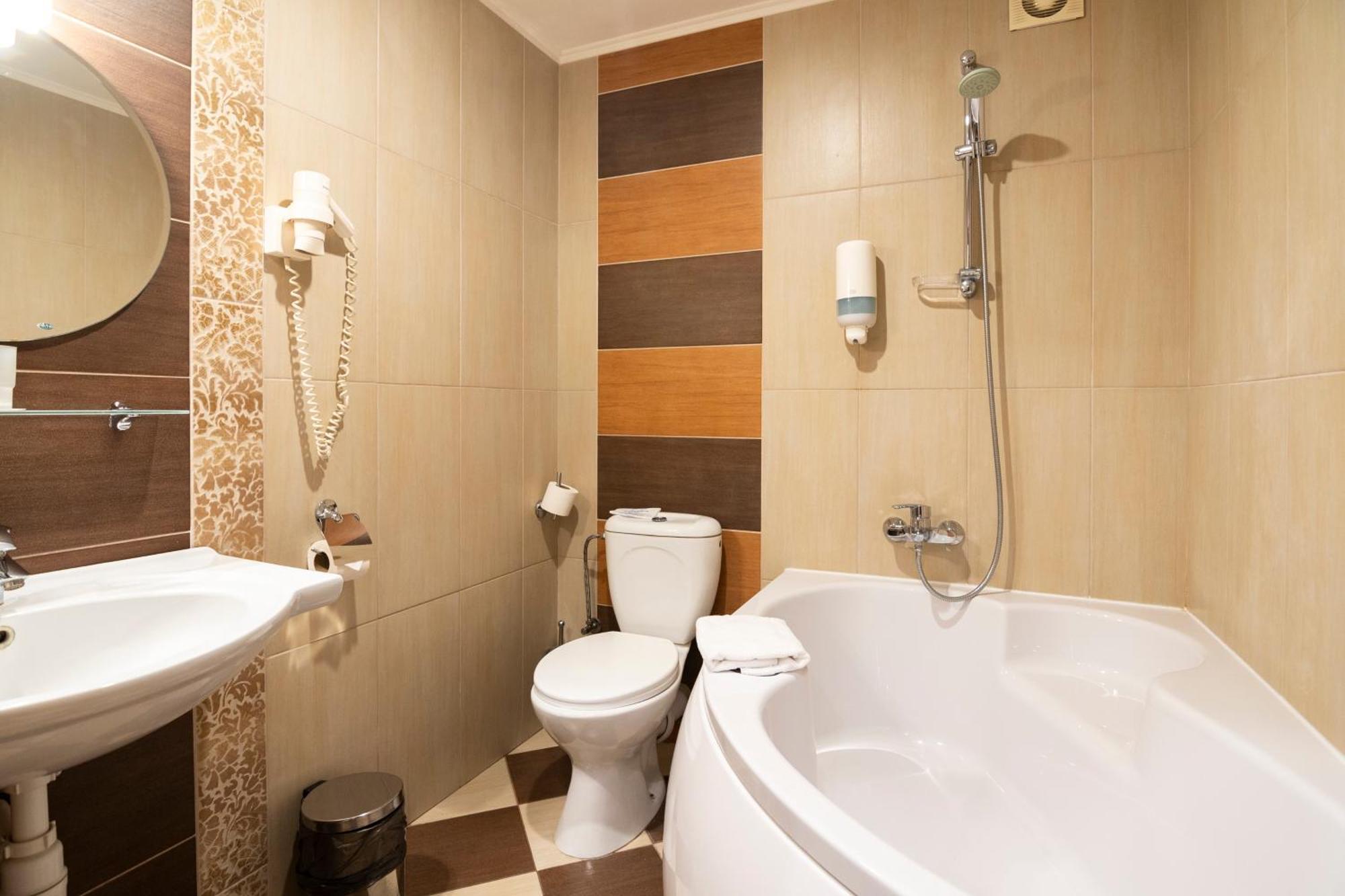 Status Hotel Malekhuv Exterior photo