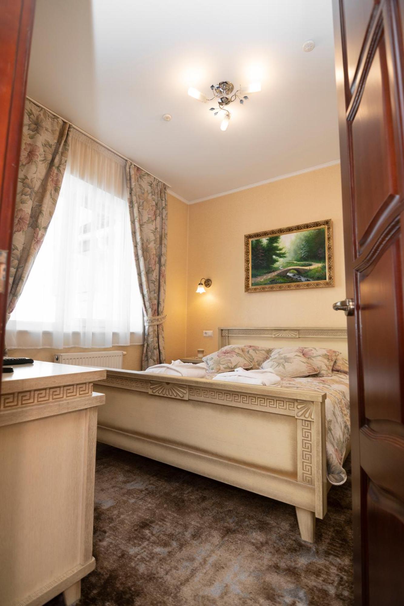 Status Hotel Malekhuv Exterior photo
