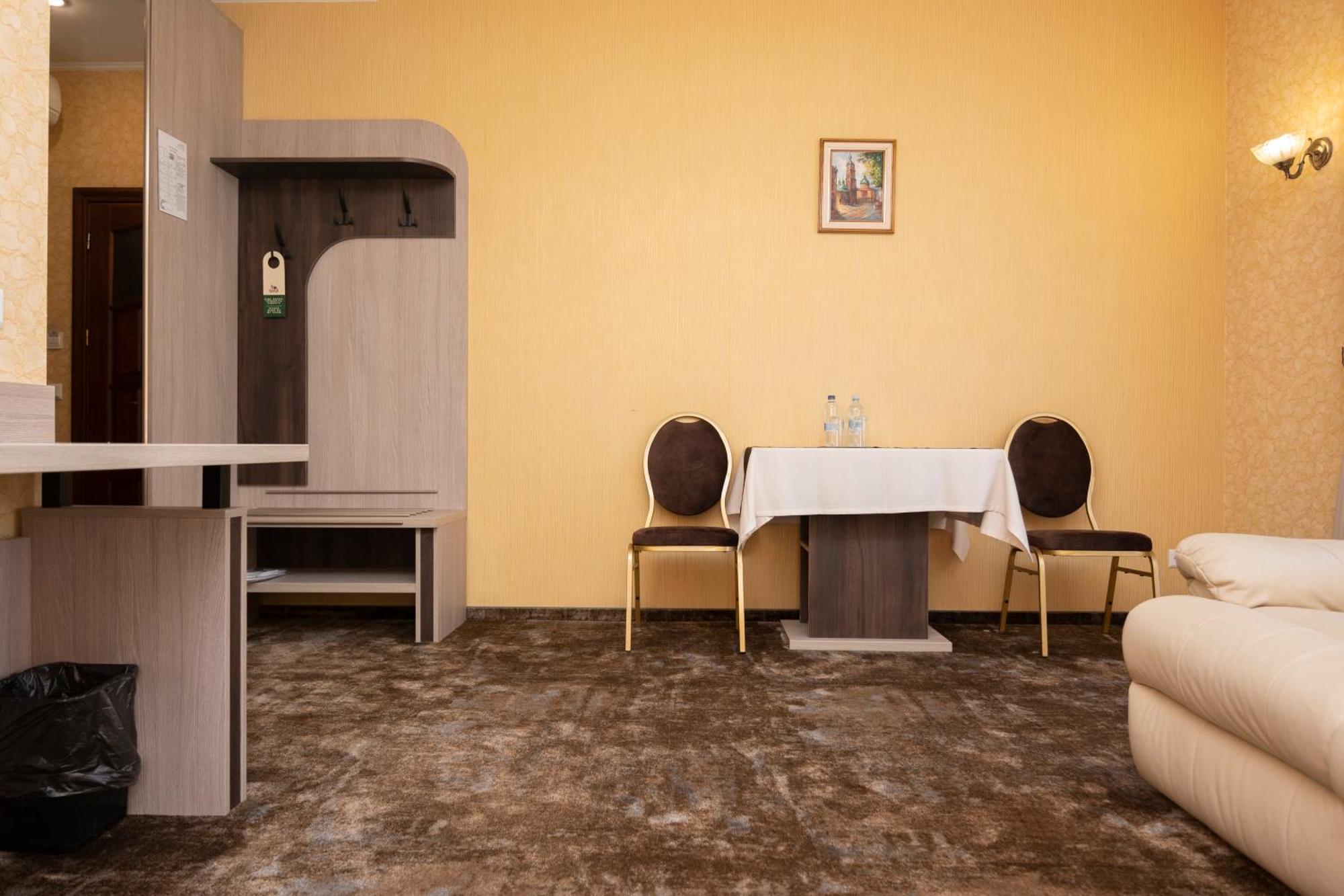Status Hotel Malekhuv Exterior photo