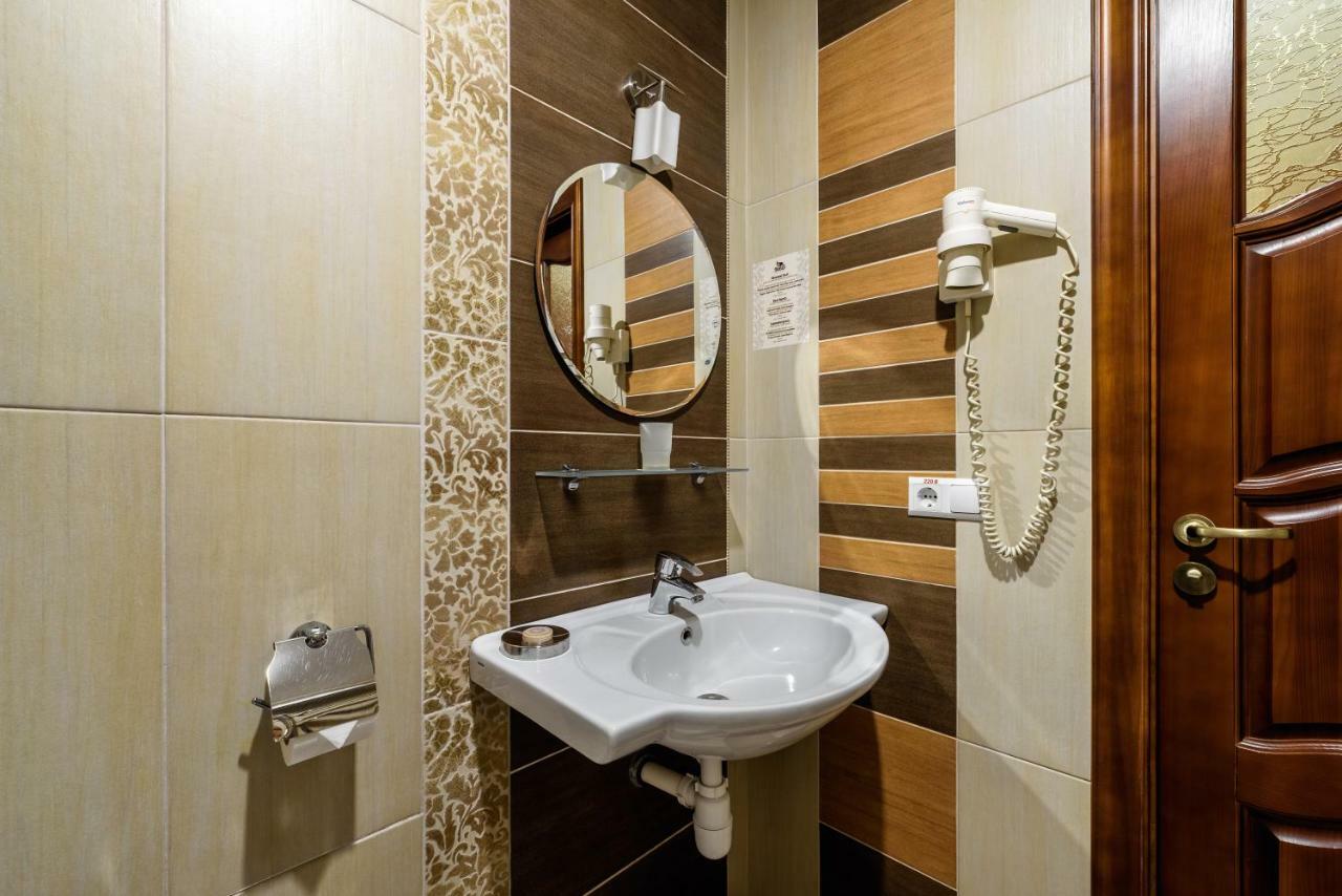 Status Hotel Malekhuv Exterior photo