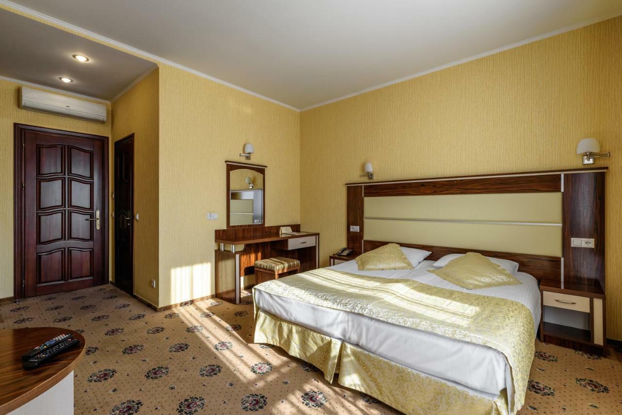 Status Hotel Malekhuv Exterior photo