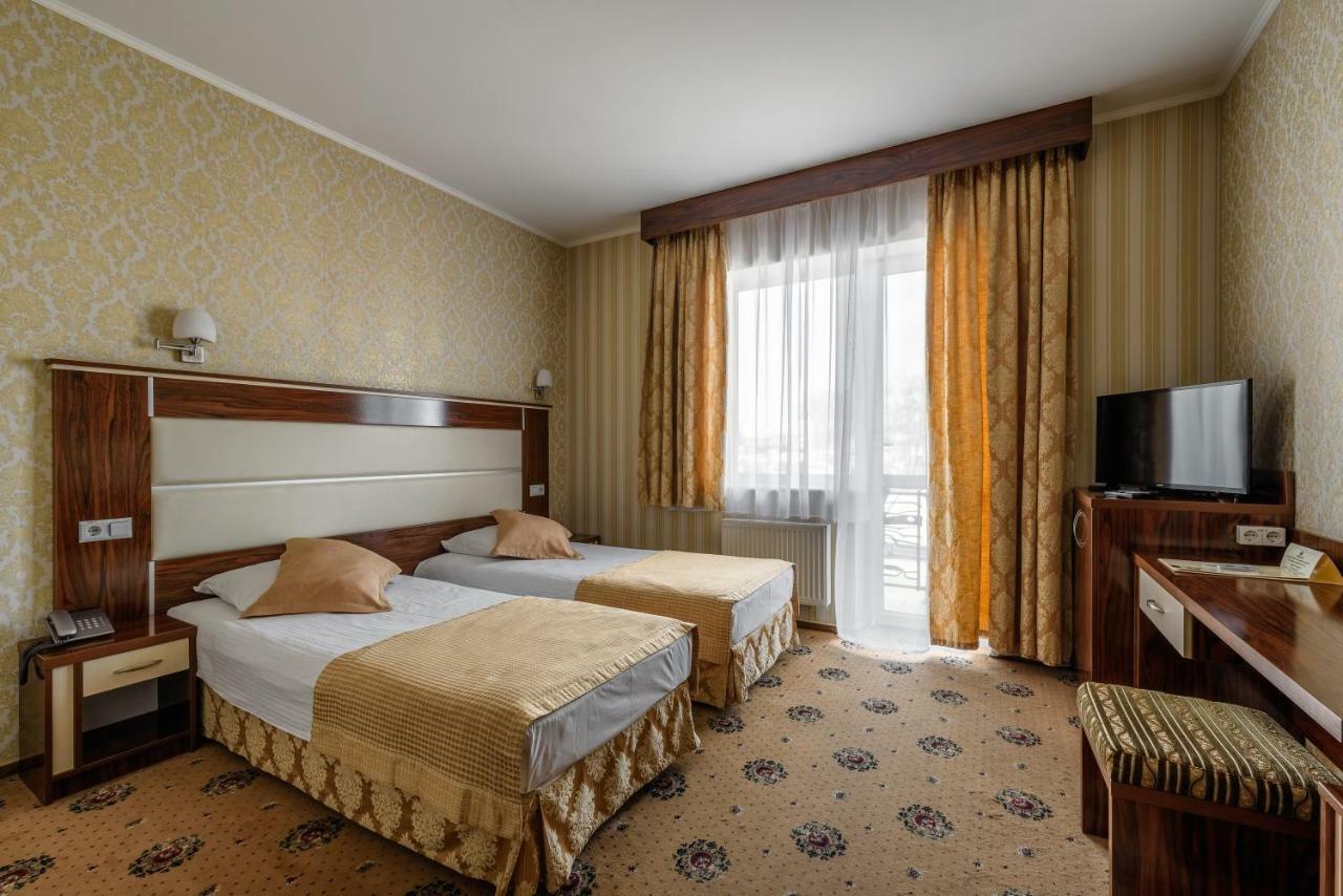 Status Hotel Malekhuv Exterior photo