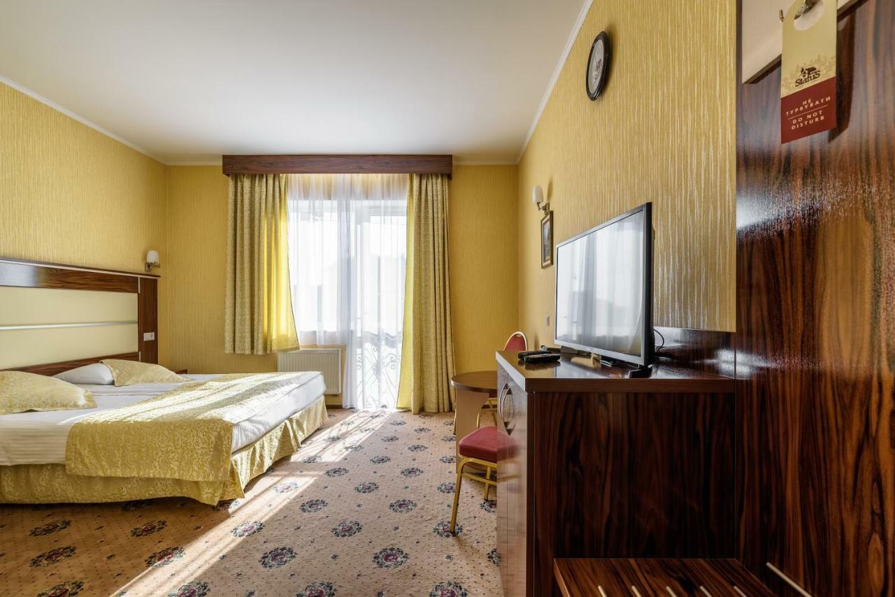 Status Hotel Malekhuv Exterior photo