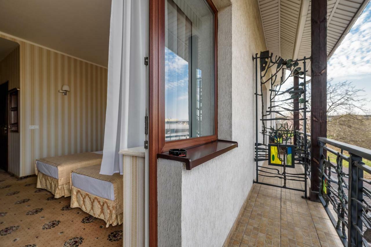 Status Hotel Malekhuv Exterior photo