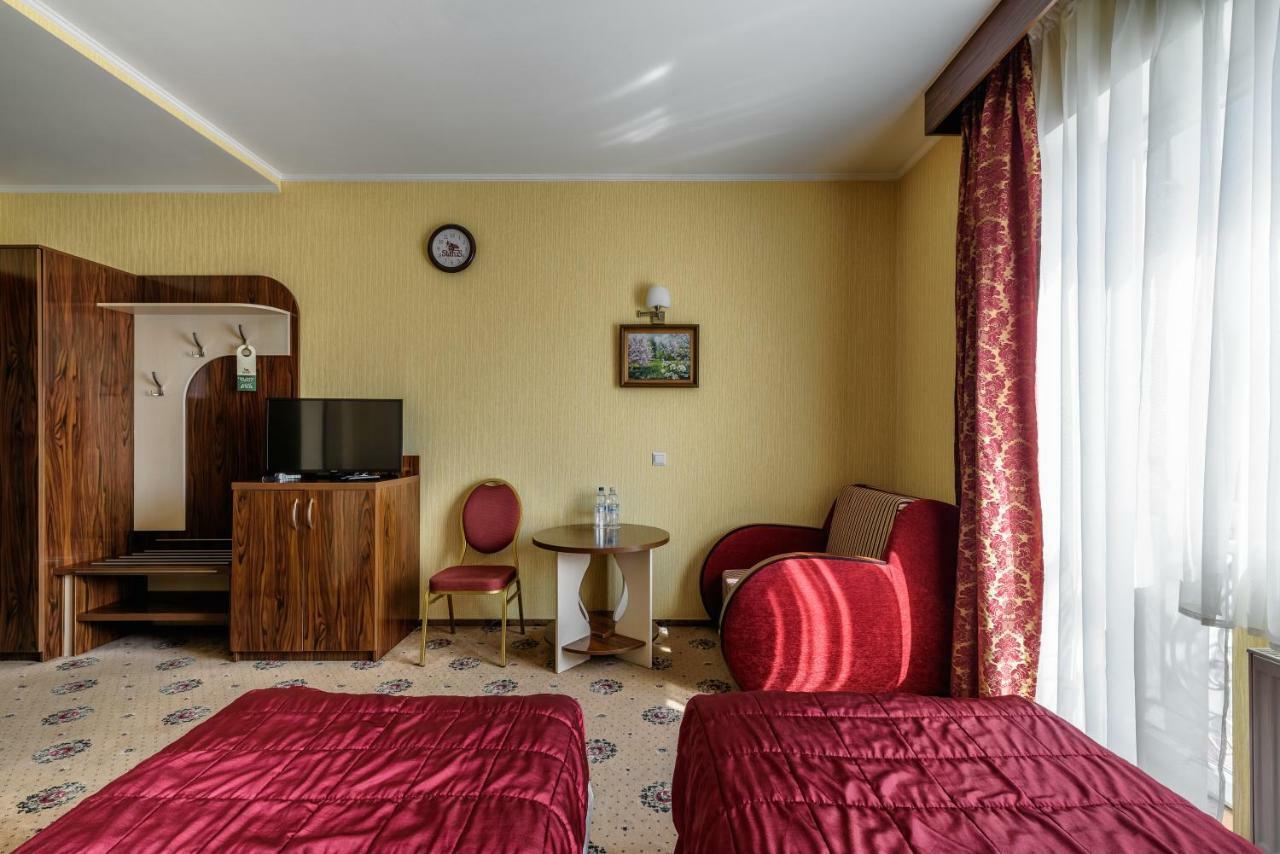 Status Hotel Malekhuv Exterior photo