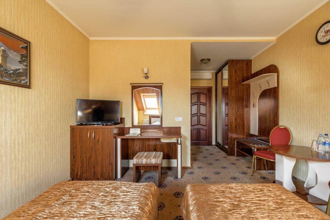 Status Hotel Malekhuv Exterior photo
