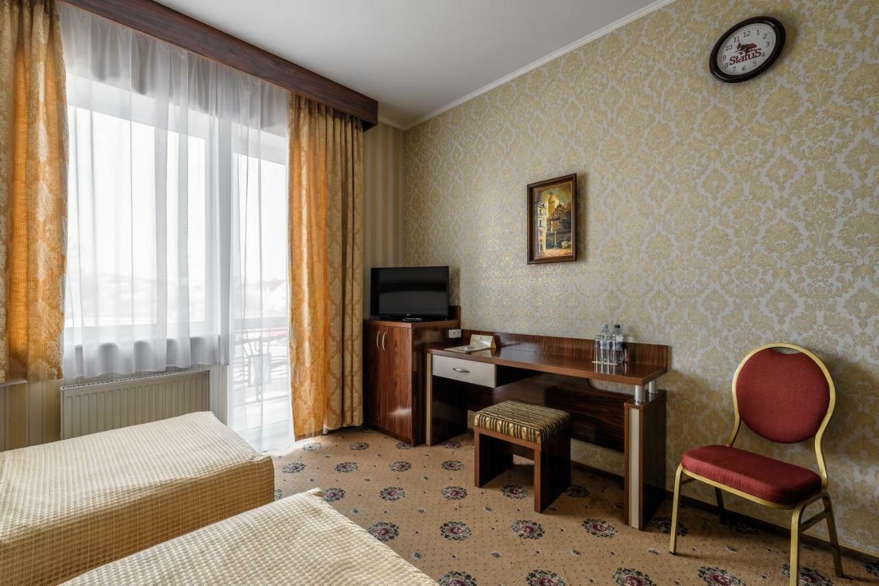 Status Hotel Malekhuv Exterior photo