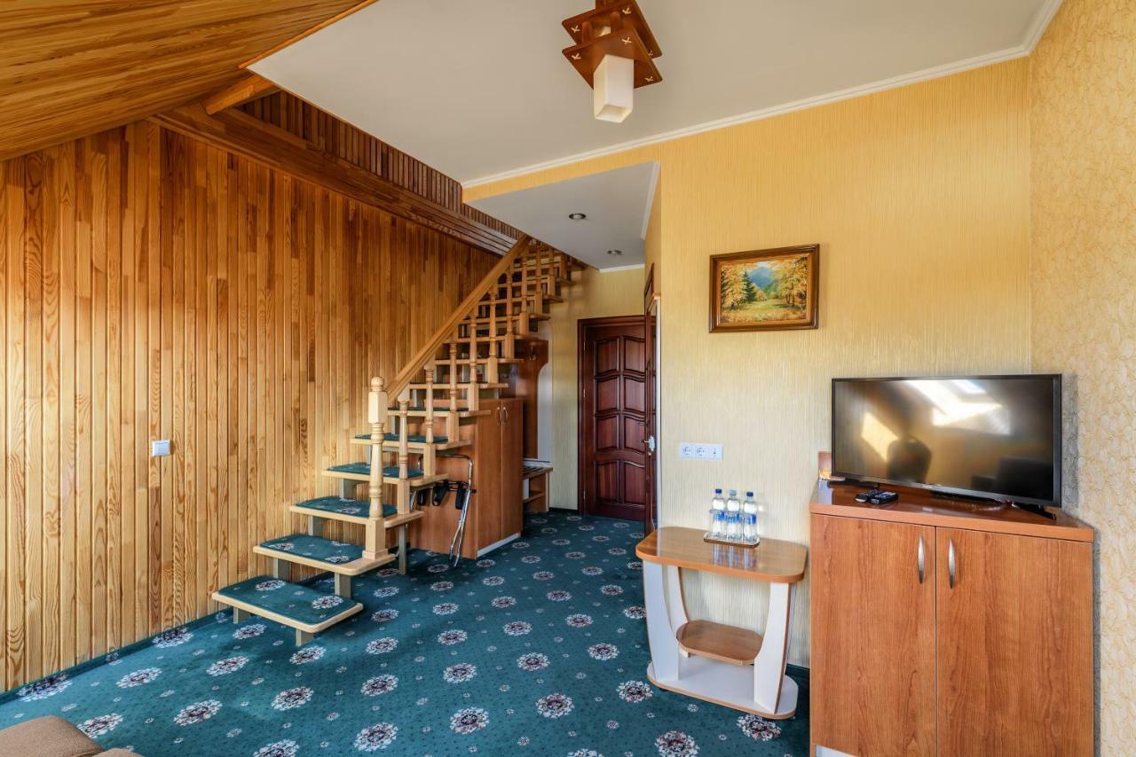 Status Hotel Malekhuv Exterior photo