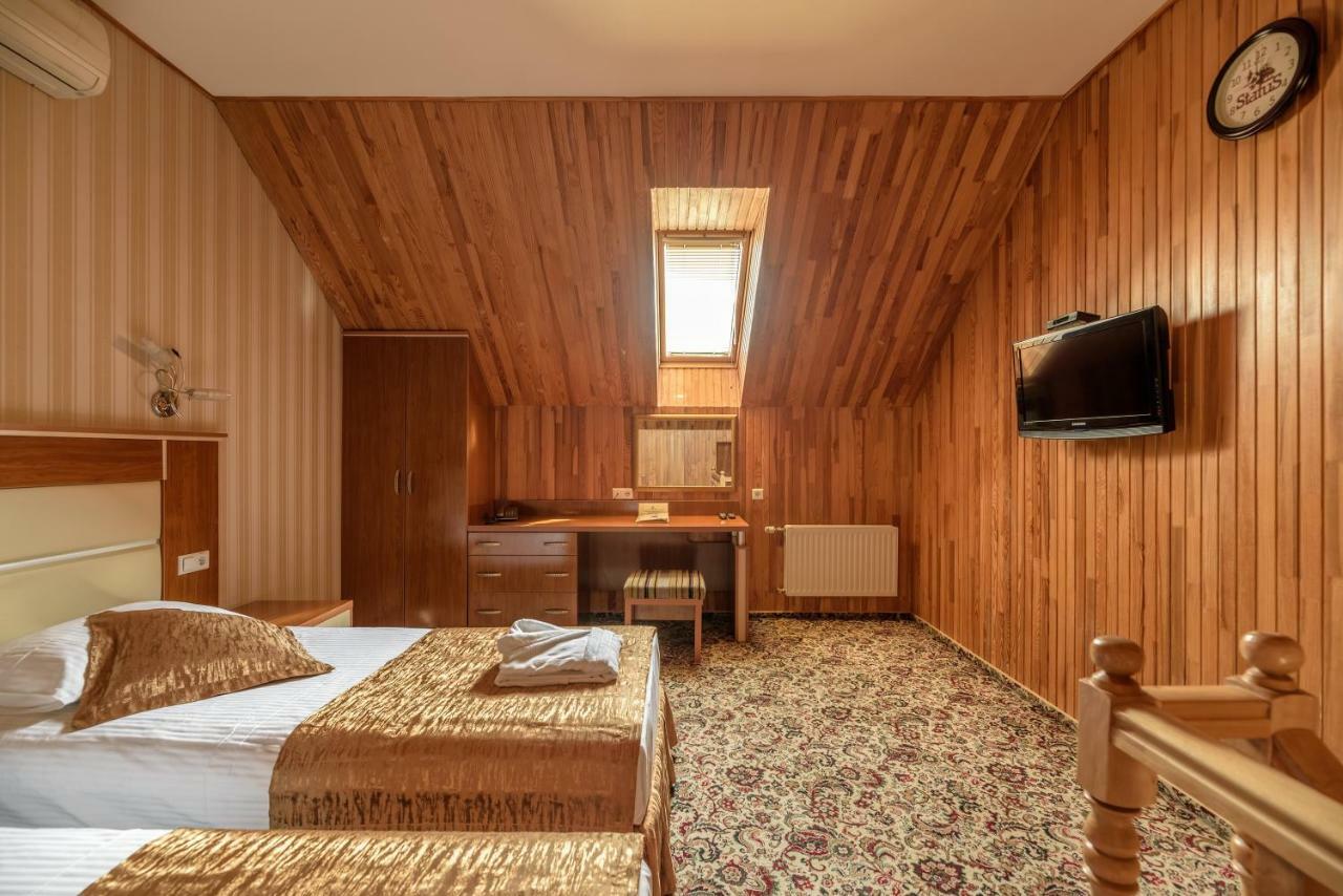 Status Hotel Malekhuv Exterior photo