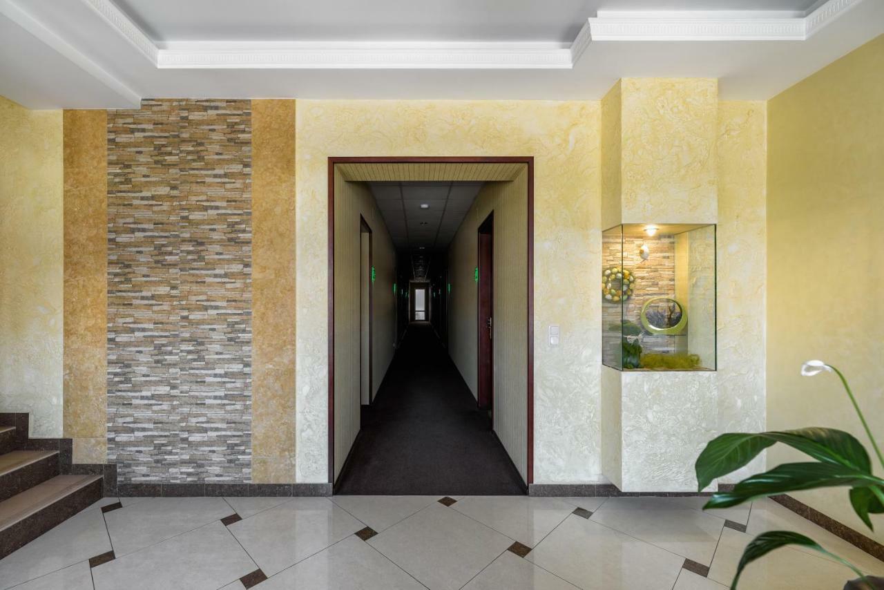 Status Hotel Malekhuv Exterior photo